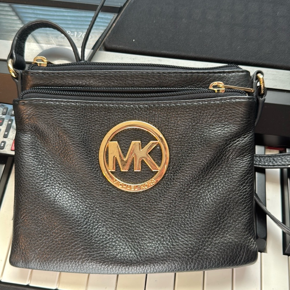 Michael kors leather small cross body black